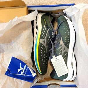 NWT Mizuno Wave Rider running shoes